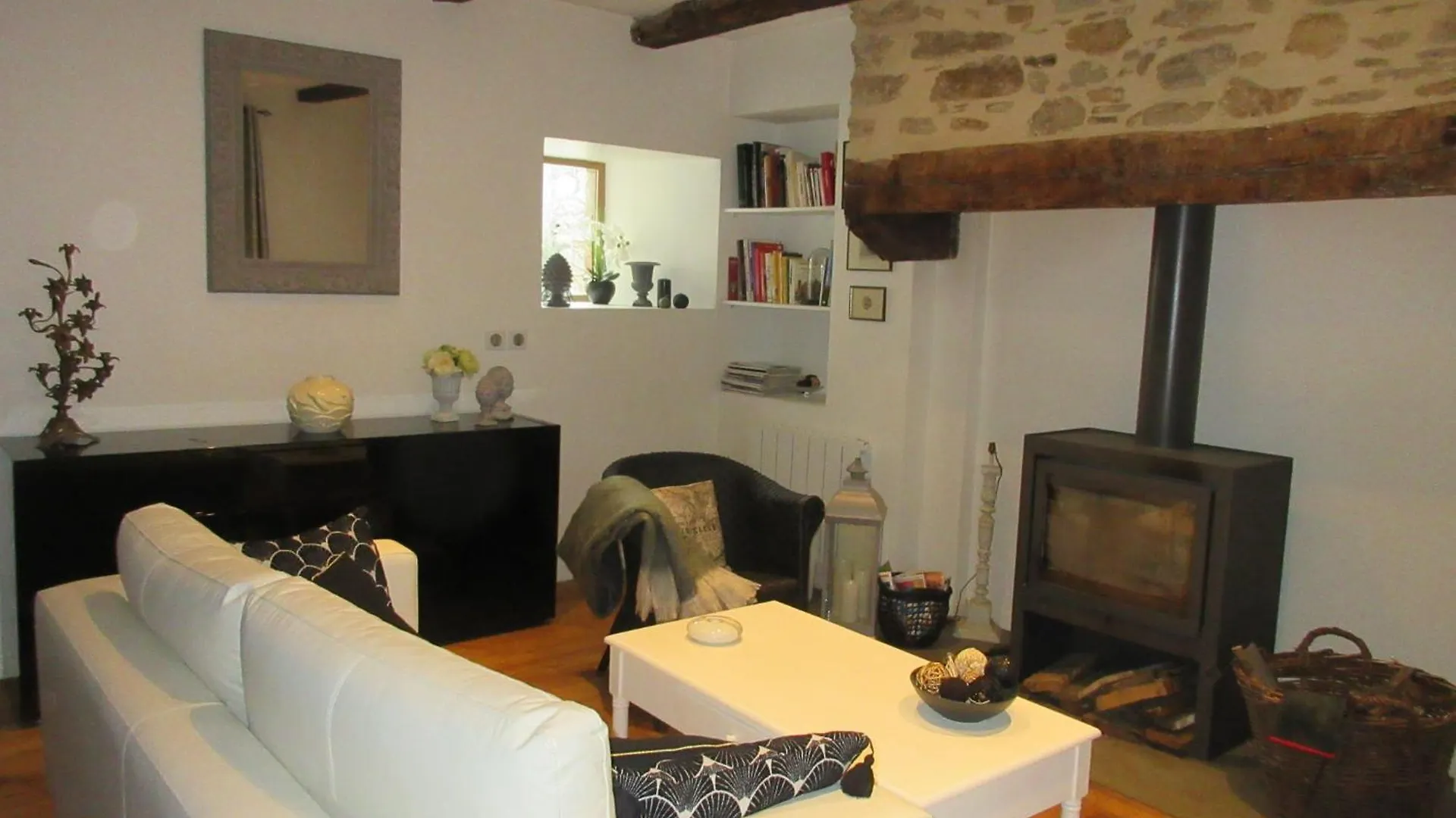 Maison De La Carrerie, Gite De Charme A Calmont 12450 0*, Calmont (Aveyron)
